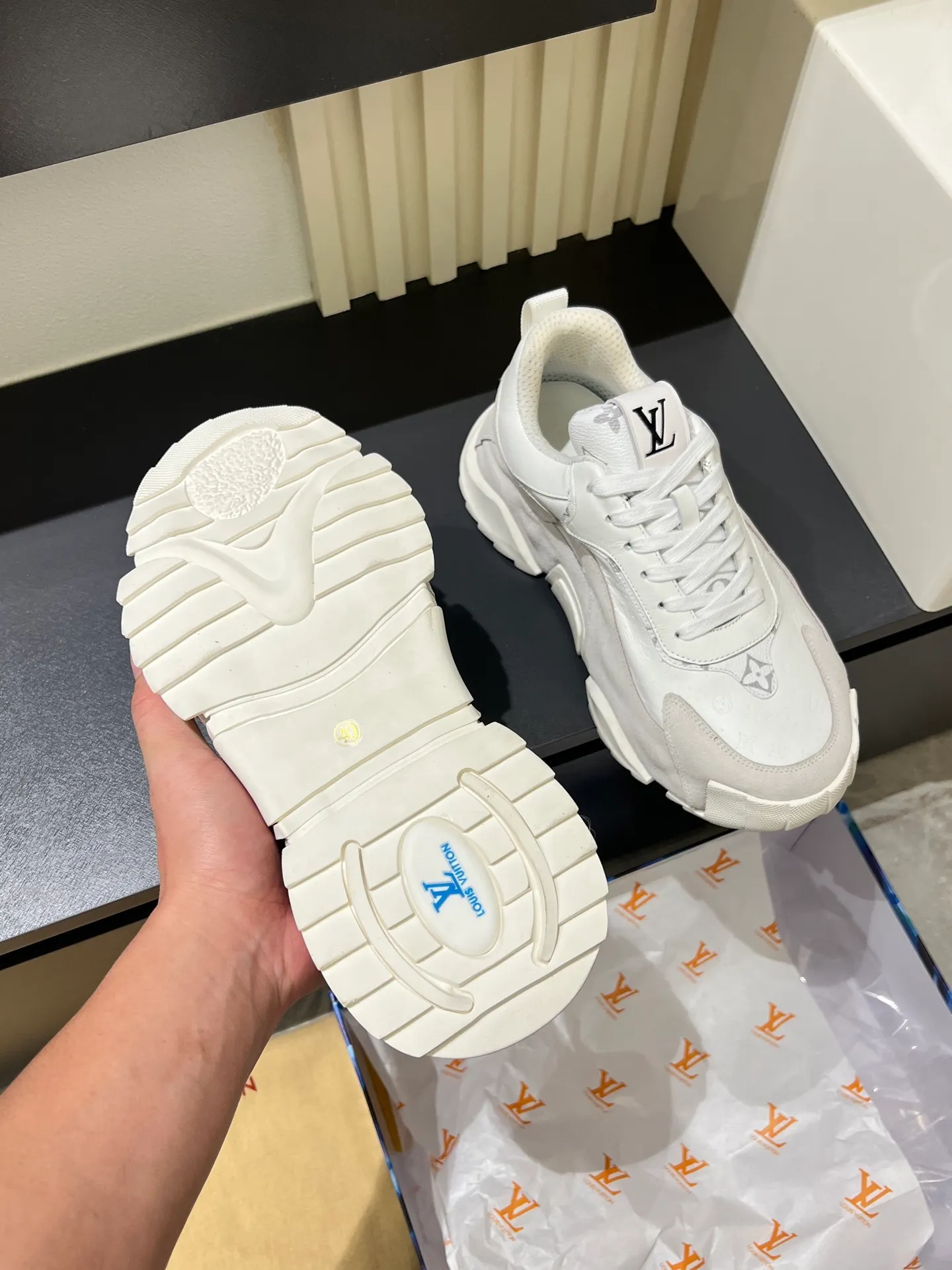 p600 "LOUI* VUITTO*" popular men's casual shoes, genuine development in Italy 💯Purchasing level quality ✔️The upper is made of first-layer cowhide, comfortable and soft sheepskin feet ⚡️ Fashionable and versatile, the toe last shape is firm and full, the soles are made from original LV molds and can be freely entered and exited the counter. Light and comfortable on the feet~Purely handmade, details determine quality! Size:39-44!